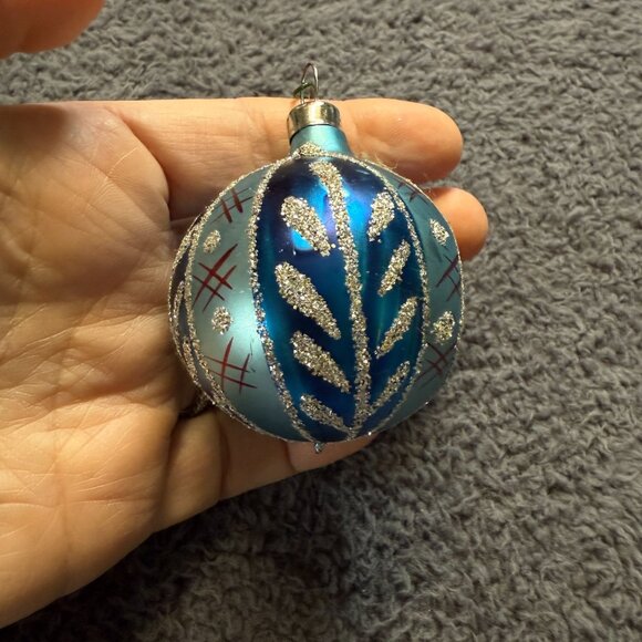 Vintage Glass Christmas Ornaments Set Of 6 Red & Silver Glitter Accents 1 Broken - Picture 14 of 16